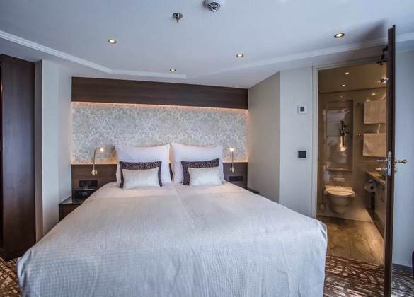 Riviera Travel, MS Oscar Wilde, Superior Suite.jpg